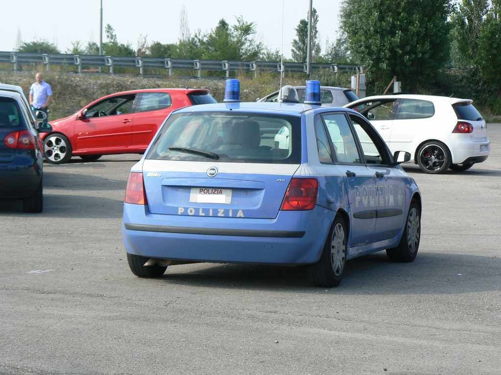 La scorta ufficiale :/
"Il poliziotto: Che...state a fa un raduno?"
"Io (tra me e me): e no, le abbiamo rubate tutte alla conce di Parma e ce le stiamo dividendo!"

BUAHHAHAHHHAHAHAHAHHHHH!!!!!
