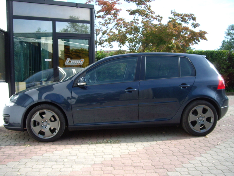 Con i cerchi estivi
Sono quelli originali della A3 ma un po' più scuri del normale...le borchiette VW devo ancora reperirle :-)
