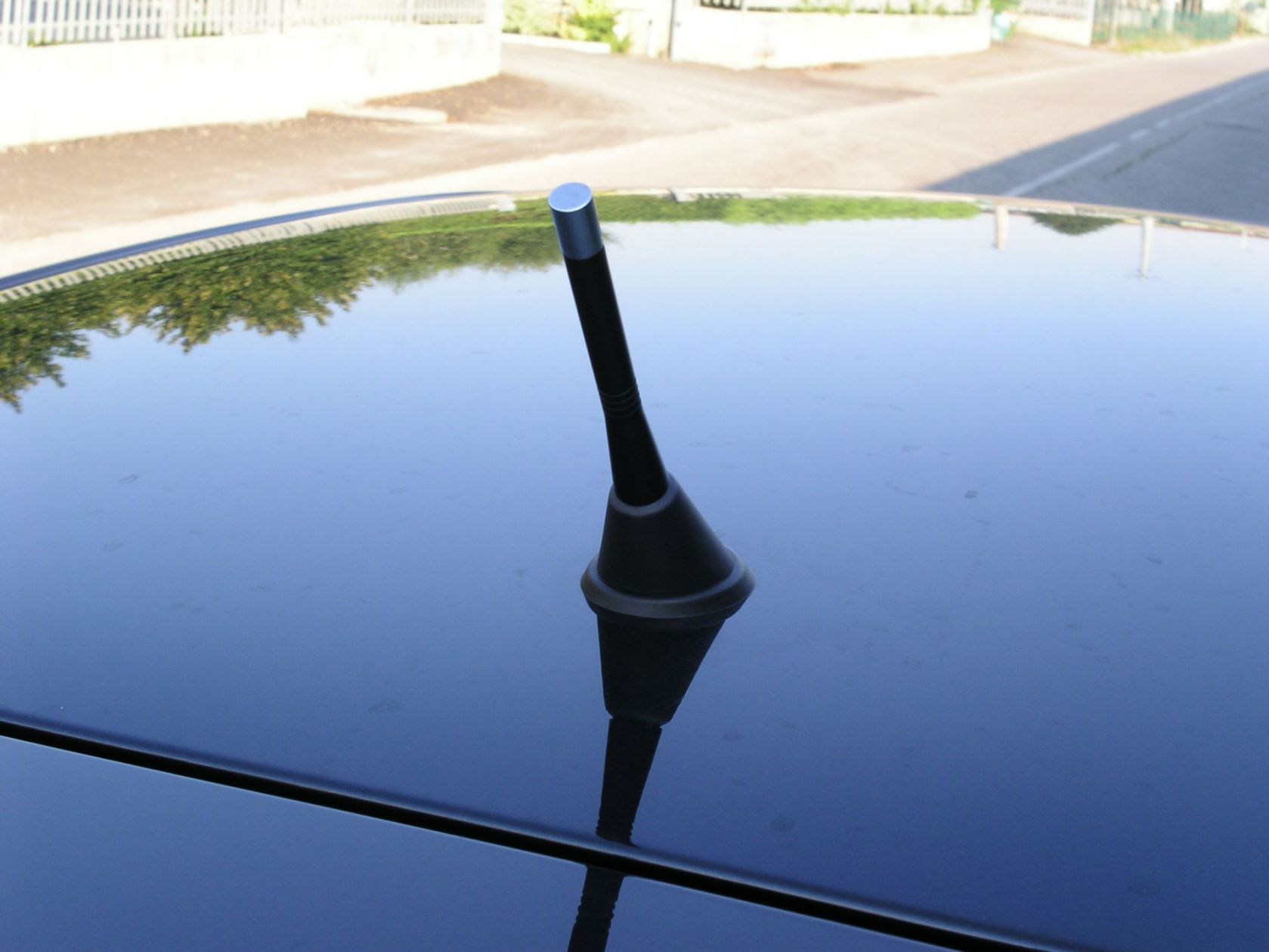 Antenna corta
Antenna molto lucida.... Non è il massimo visto che la parte conica è opaca.
In settimana devo andare dal carrozza a portare il sottopara post Individual quindi faro dipingere pure lo stelo antenna di grigio perla graffite
