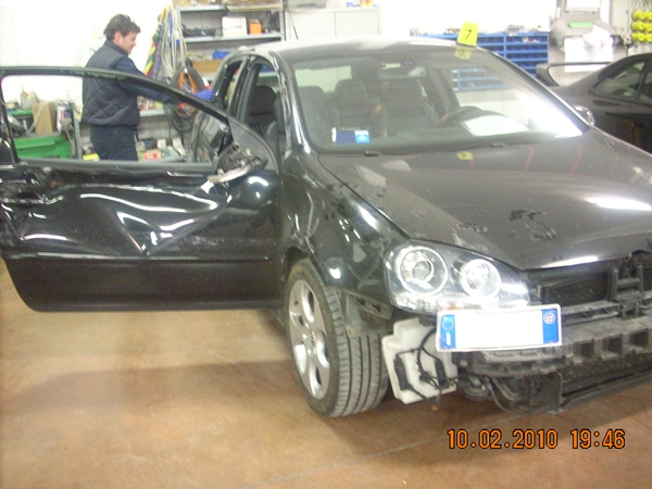 Inizio attesa
L'arrivo in carrozzeria dopo il danno... inizia l'attesa
